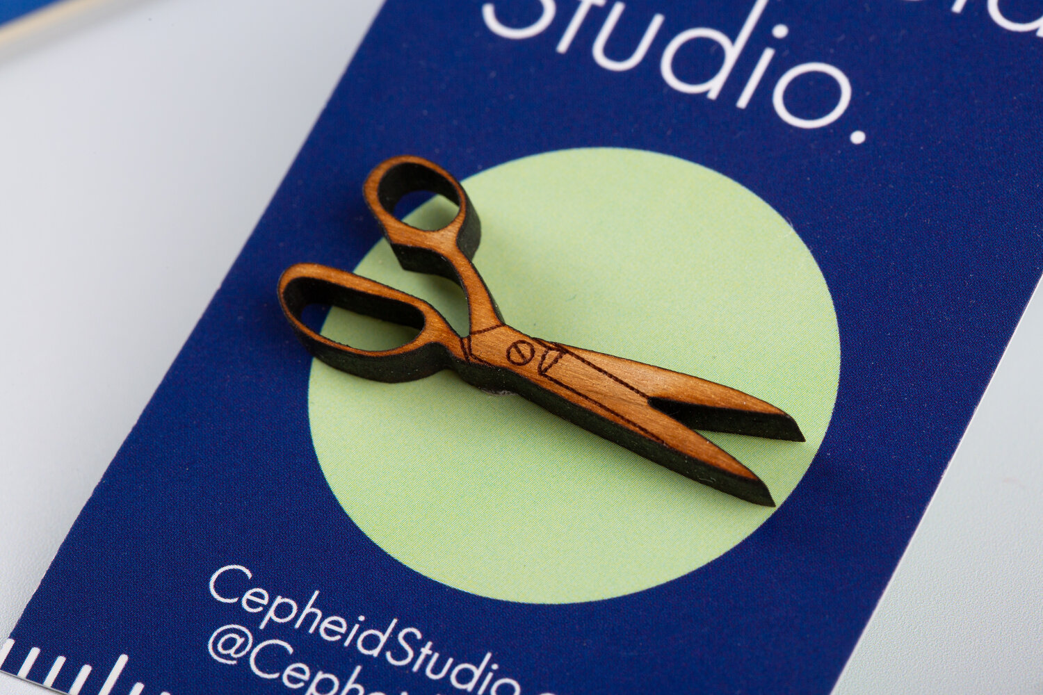 Tiny scissors brooch — Cepheid Studio.